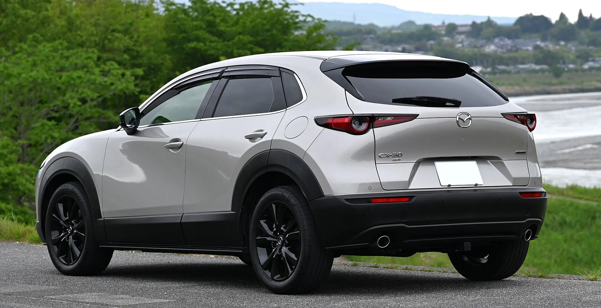 מאזדה CX-30 בצבע אדום על רקע עירוני
