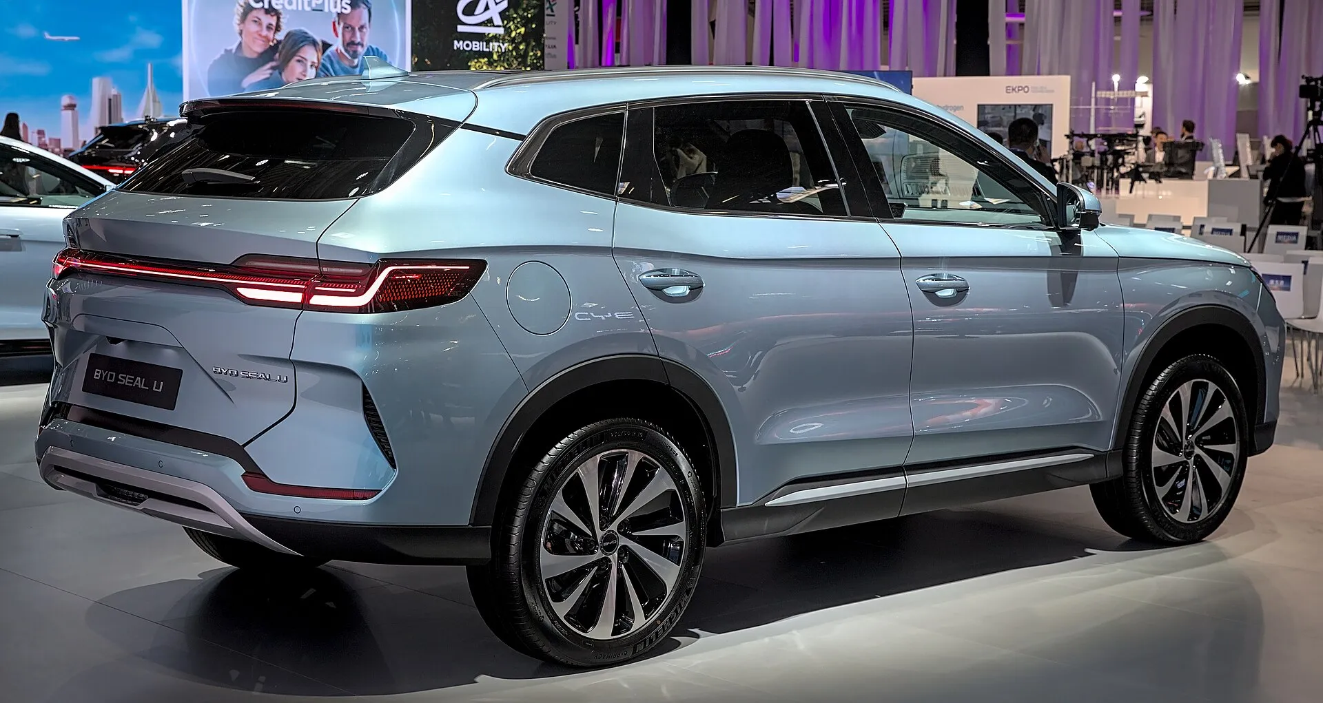 BYD Seal סדאן חשמלית בצבע כחול בנסיעה