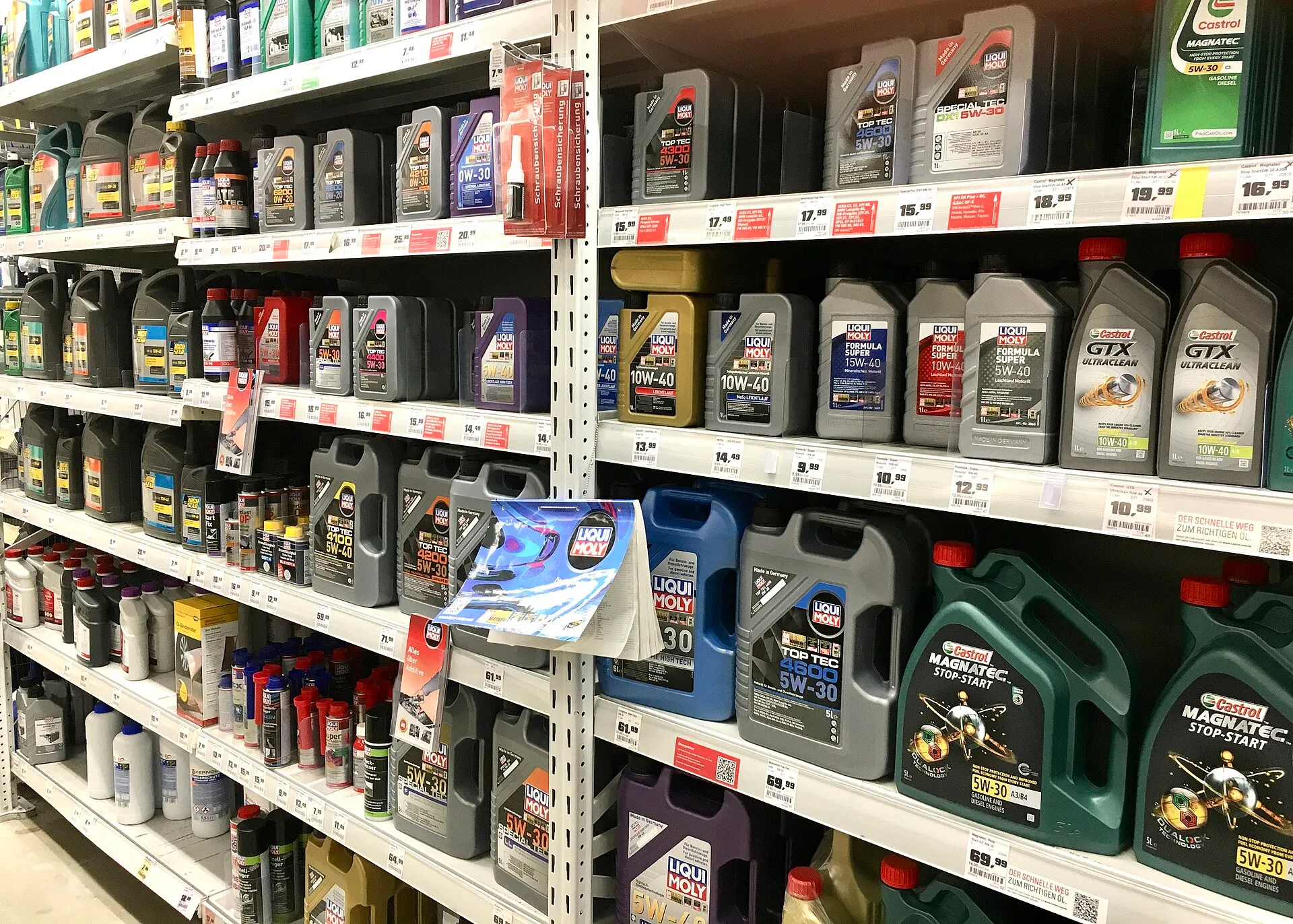 מכונאי מחליף שמן מנוע ברכב במוסך